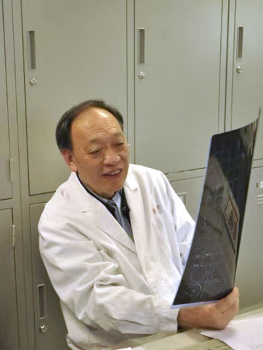 復(fù)旦大學(xué)附屬華山醫(yī)院感染科終身教授翁心華在工作（資料照片）。 新華社發(fā)