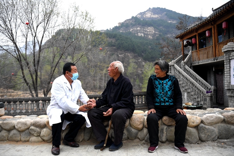 2020年4月15日，在河北阜平縣龍泉關(guān)鎮(zhèn)駱駝灣村，村醫(yī)霍建國為村民把脈。