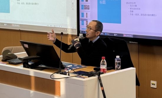 從去年秋天起，還在治療中的朱銳就堅(jiān)持給本科生開課。（受訪者供圖）