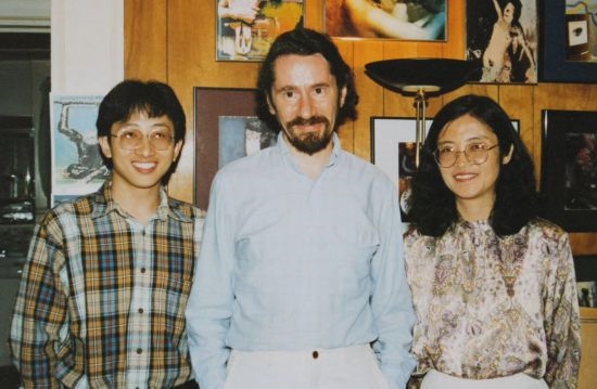1992年，朱銳（左）赴美國杜蘭大學(xué)攻讀心靈哲學(xué)與認(rèn)知科學(xué)，師從心靈哲學(xué)和認(rèn)知科學(xué)家Radu Bogdan（中），右為朱銳師姐、北師大教授田平。