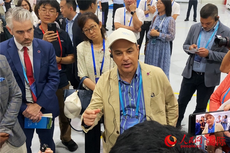阿根廷駐華大使馬致遠(yuǎn)與億華通動(dòng)力科技有限公司總經(jīng)理于民討論關(guān)切問題。人民網(wǎng) 宋歌攝