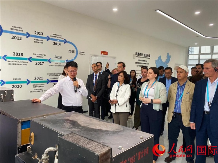 于民向駐華外交官和國際組織駐華代表介紹企業(yè)發(fā)展情況。人民網(wǎng) 宋歌攝