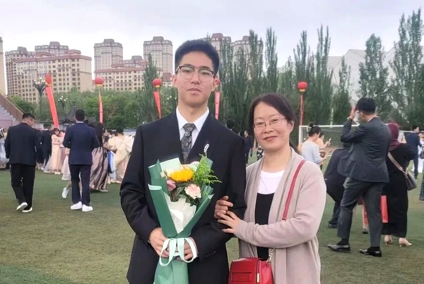 劉傲寒和媽媽合影。北航供圖