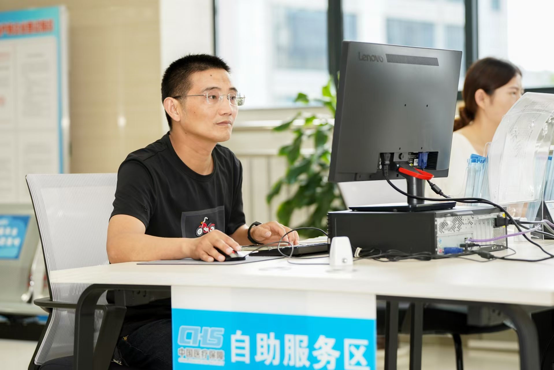 安徽省池州市市民在市政務(wù)服務(wù)大廳辦理業(yè)務(wù)。人民網(wǎng)記者 王銳攝