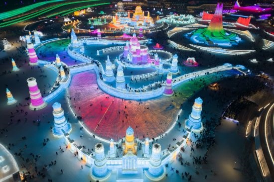 2024年1月1日，來自世界各地的游客在哈爾濱冰雪大世界園區(qū)內(nèi)游玩（無人機照片）。