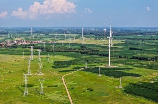 這是2024年7月19日拍攝的內(nèi)蒙古通遼238萬千瓦風(fēng)電項目（無人機照片）。此項目每年可將75億千瓦時清潔電能經(jīng)扎魯特—青州±800（千伏）直流特高壓外送通道送至山東地區(qū)消納，相當(dāng)于滿足受端地區(qū)超過300萬戶居民家庭用電需求，節(jié)約標(biāo)煤261萬噸，減少二氧化碳排放634萬噸。