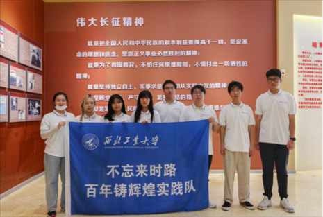 實踐隊員學(xué)習(xí)長征精神。學(xué)校供圖