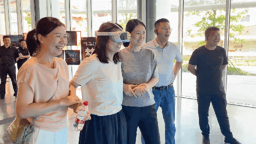 研學團成員正在用VR眼鏡體驗。人民網 王戰(zhàn)雄攝