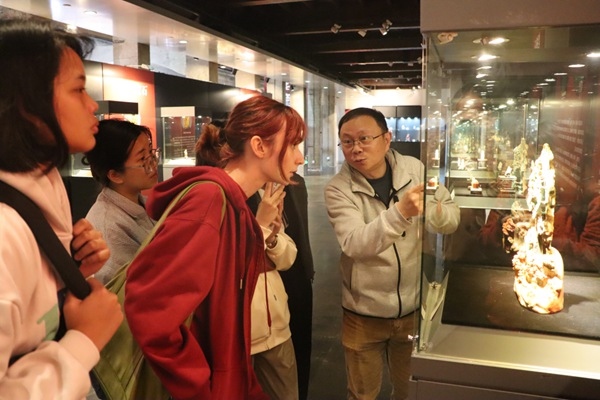 “熊貓叨叨”團(tuán)隊(duì)參觀玉器文化展。