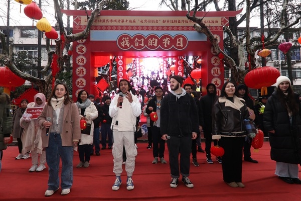 “熊貓叨叨”團(tuán)隊(duì)參加上海四平社區(qū)“元宵行街會(huì)”。