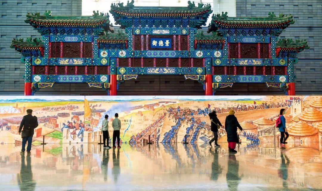 △2022年1月，觀眾在首都博物館參觀“穿越時(shí)空的大運(yùn)河”數(shù)字影像展。