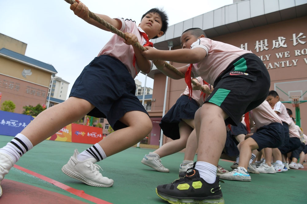 廣西南寧市玉蘭路小學的孩子們在進行拔河比賽（2021年5月31日攝）。新華社記者 周華 攝
