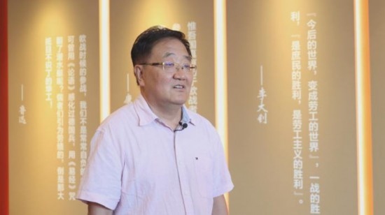 圖為中國(guó)社會(huì)科學(xué)學(xué)院近代史研究所研究員張俊義接受媒體采訪。