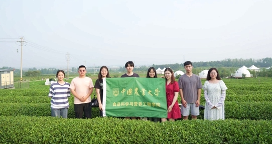 在山東日照，中國農(nóng)業(yè)大學(xué)食品學(xué)院實(shí)踐團(tuán)就農(nóng)業(yè)生產(chǎn)智能化設(shè)備、肥料選用等問題開展實(shí)地調(diào)研，并面向300余名村民陸續(xù)開展4次科普宣講。校方供圖