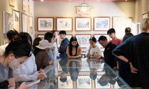 同學(xué)們觀摩文旅設(shè)計。校方供圖