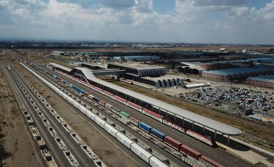這是2023年9月在肯尼亞首都內(nèi)羅畢拍攝的蒙內(nèi)鐵路內(nèi)羅畢站（無人機(jī)照片）。新華社記者 韓旭 攝