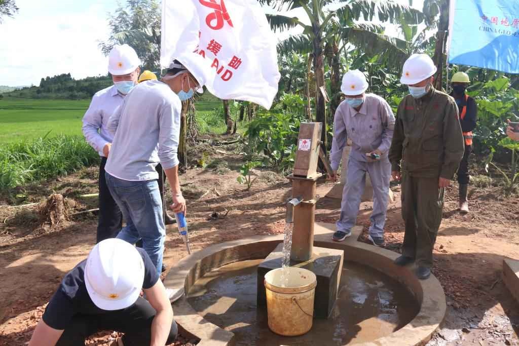 2022年4月11日，在盧旺達東方省加齊博區(qū)穆拉姆比，工作人員檢查一口中國援建的水井。新華社發(fā)