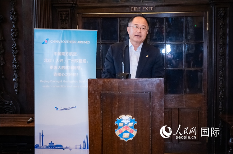 圖為中國駐倫敦旅游辦事處主任張力致辭。人民網 郭錦標攝