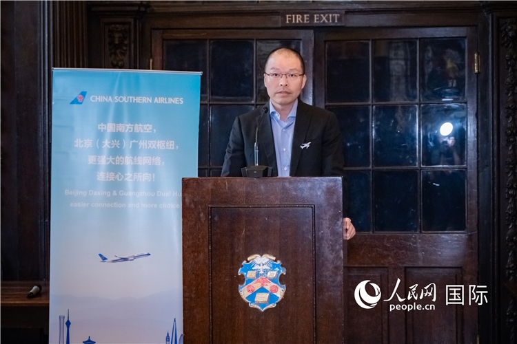 圖為中國南方航空倫敦營業(yè)部總經理陳珂致辭。人民網 郭錦標攝