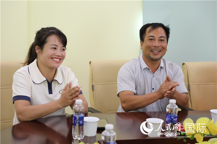 越南沙巴市黃連寄宿制民族小學(xué)老師阮氏秋姮、阮文享。人民網(wǎng)記者簡承淵攝