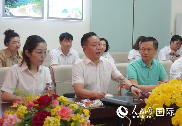越中電力公司董事長李志雄（前排左二）介紹越南電力情況。葛沙莎攝
