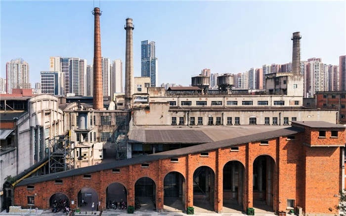 在原成都國(guó)營(yíng)紅光電子管廠舊址上改建而成的東郊記憶園區(qū)南大門(mén)。大門(mén)既保留了老工業(yè)區(qū)的風(fēng)貌，又融入了現(xiàn)代審美和創(chuàng)意，成為了園區(qū)一大亮點(diǎn)。資料圖片