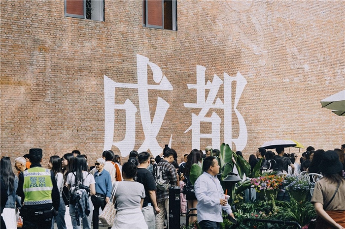 東郊記憶園區(qū)“成都?jí)Α币跃薮蟮摹俺啥肌弊謽雍酮?dú)特的藝術(shù)設(shè)計(jì)成為園區(qū)的網(wǎng)紅打卡地，吸引了眾多游客和市民前來(lái)參觀。資料圖片