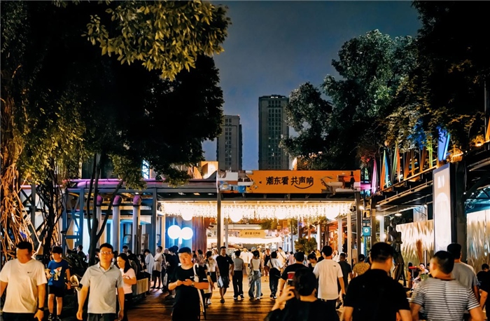 夜幕下的東郊記憶園區(qū)人流如織，熱度不減。資料圖片