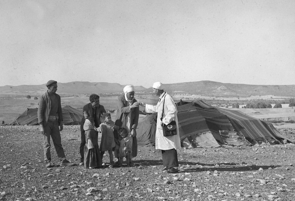 1965年，一名中國援阿爾及利亞醫(yī)療隊(duì)醫(yī)生（右一）在阿爾及利亞賽伊達(dá)省為牧民診治。