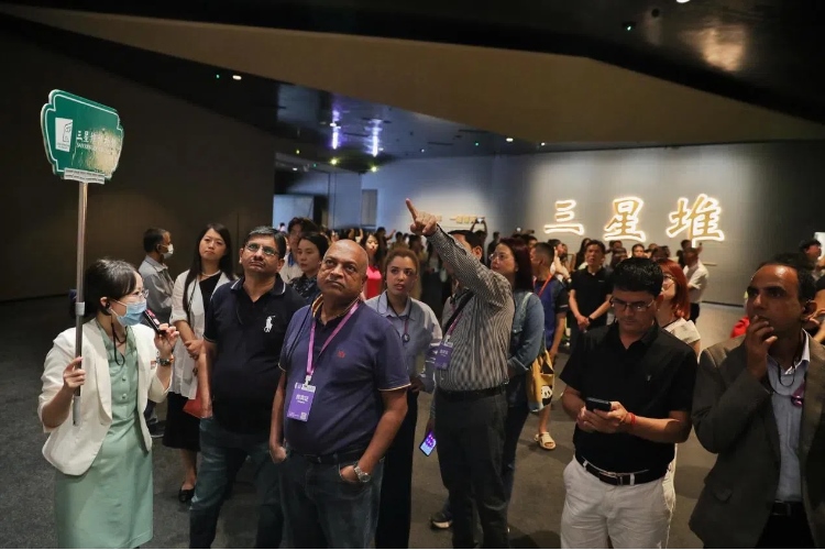 8月31日，亞洲媒體考察團(tuán)參訪三星堆博物館?！吨袊?jīng)濟(jì)周刊》記者肖翊攝