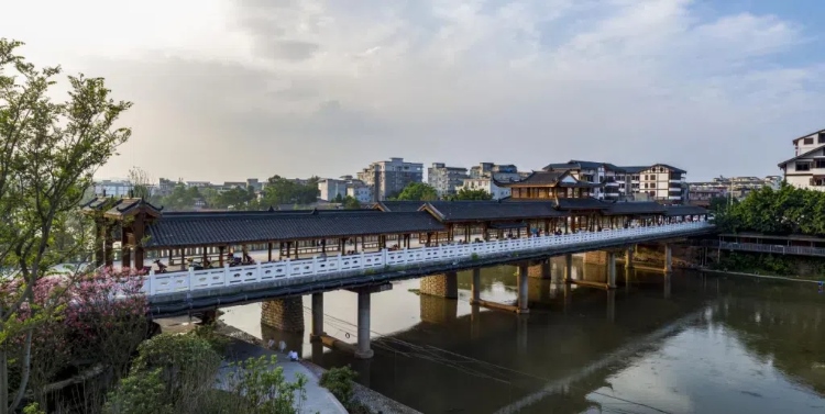 樂山蘇稽古鎮(zhèn)廊橋。樂山市委宣傳部供圖