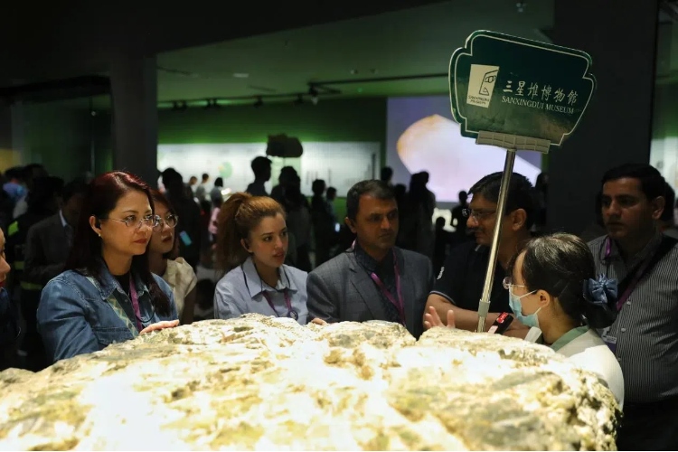 8月31日，亞洲媒體考察團(tuán)參訪三星堆博物館。左一為馬來西亞《星報(bào)》首席商務(wù)官莉迪婭·王?！吨袊?jīng)濟(jì)周刊》記者肖翊攝