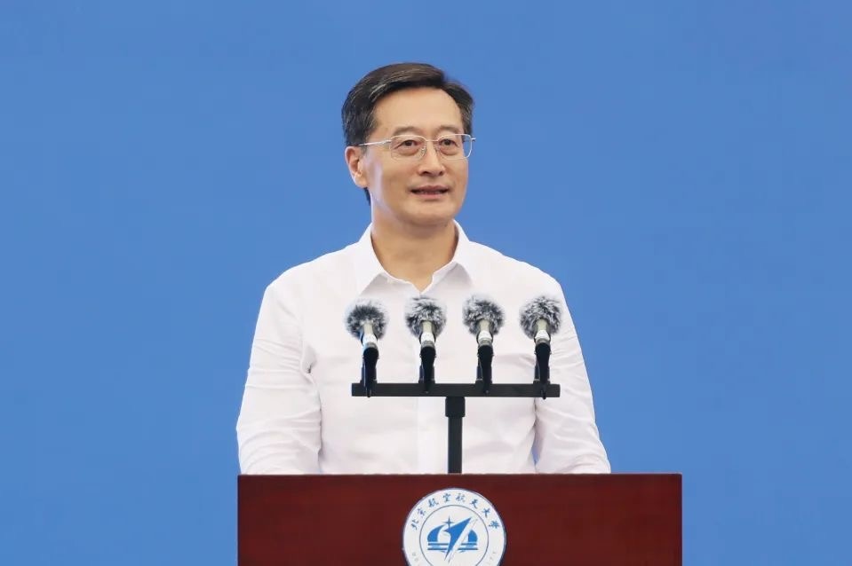中國(guó)工程院院士、北京航空航天大學(xué)校長(zhǎng)王云鵬在2024級(jí)新生開(kāi)學(xué)典禮上講話。校方供圖