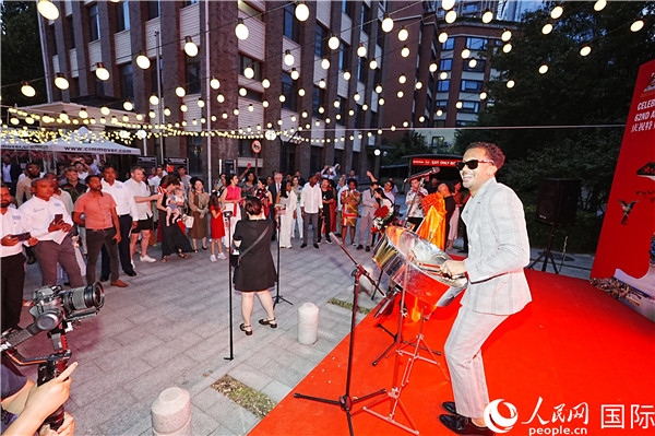 來自特多的藝術(shù)家在慶祝儀式上表演特多鋼鼓。人民網(wǎng)記者 趙益普攝