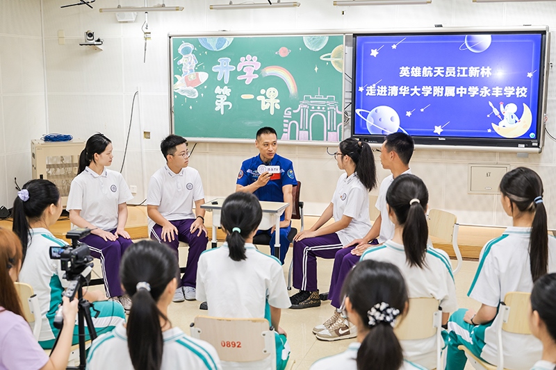 “英雄航天員”江新林給學(xué)生們帶來“開學(xué)第一講”。學(xué)校供圖