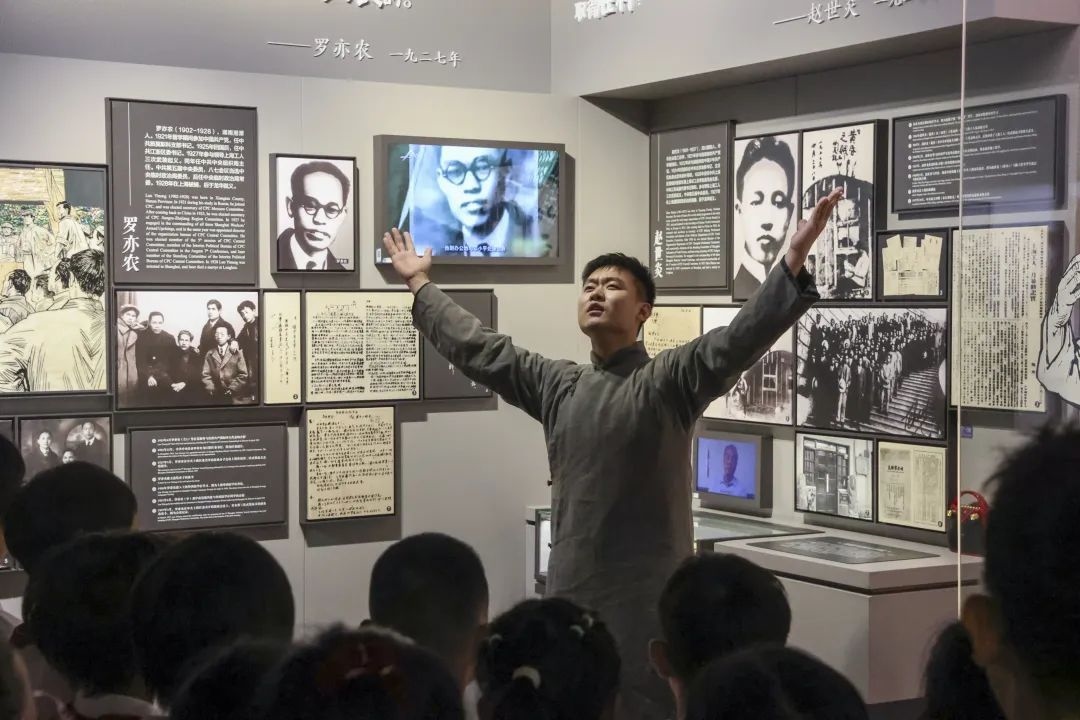 勞模身穿長(zhǎng)袍再現(xiàn)烈士事跡。徐匯區(qū)總工會(huì)供圖