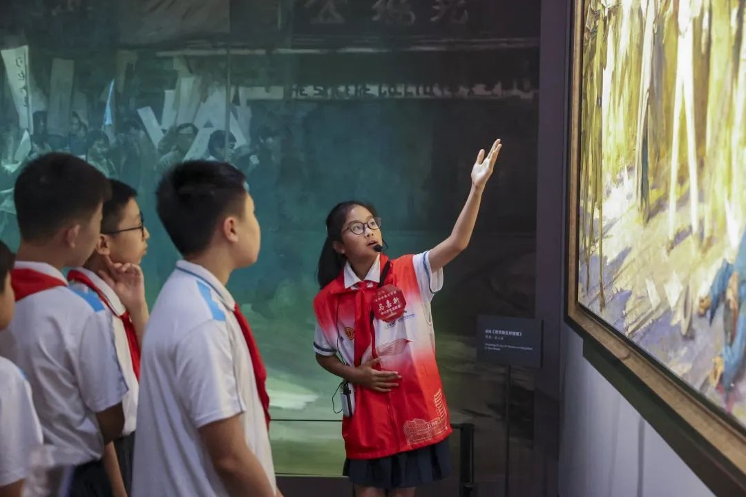 同學(xué)們觀賞不同革命場(chǎng)景及烈士形象的藝術(shù)作品。徐匯區(qū)總工會(huì)供圖