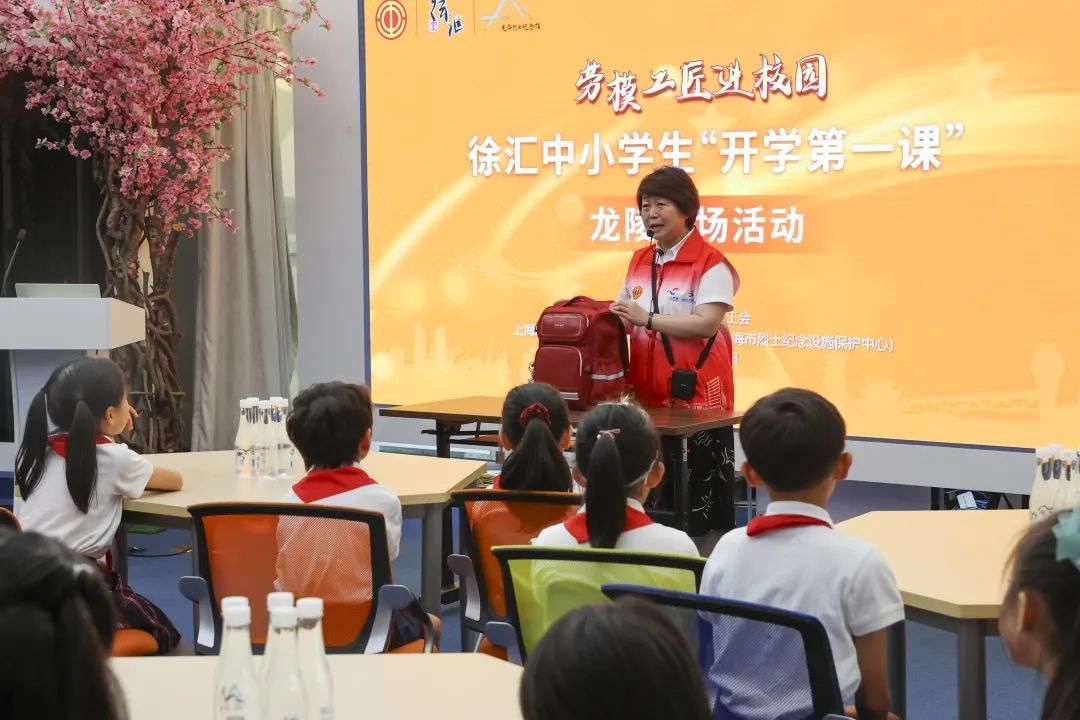 勞模工匠現(xiàn)場(chǎng)向同學(xué)們傳授勞動(dòng)技能。徐匯區(qū)總工會(huì)供圖