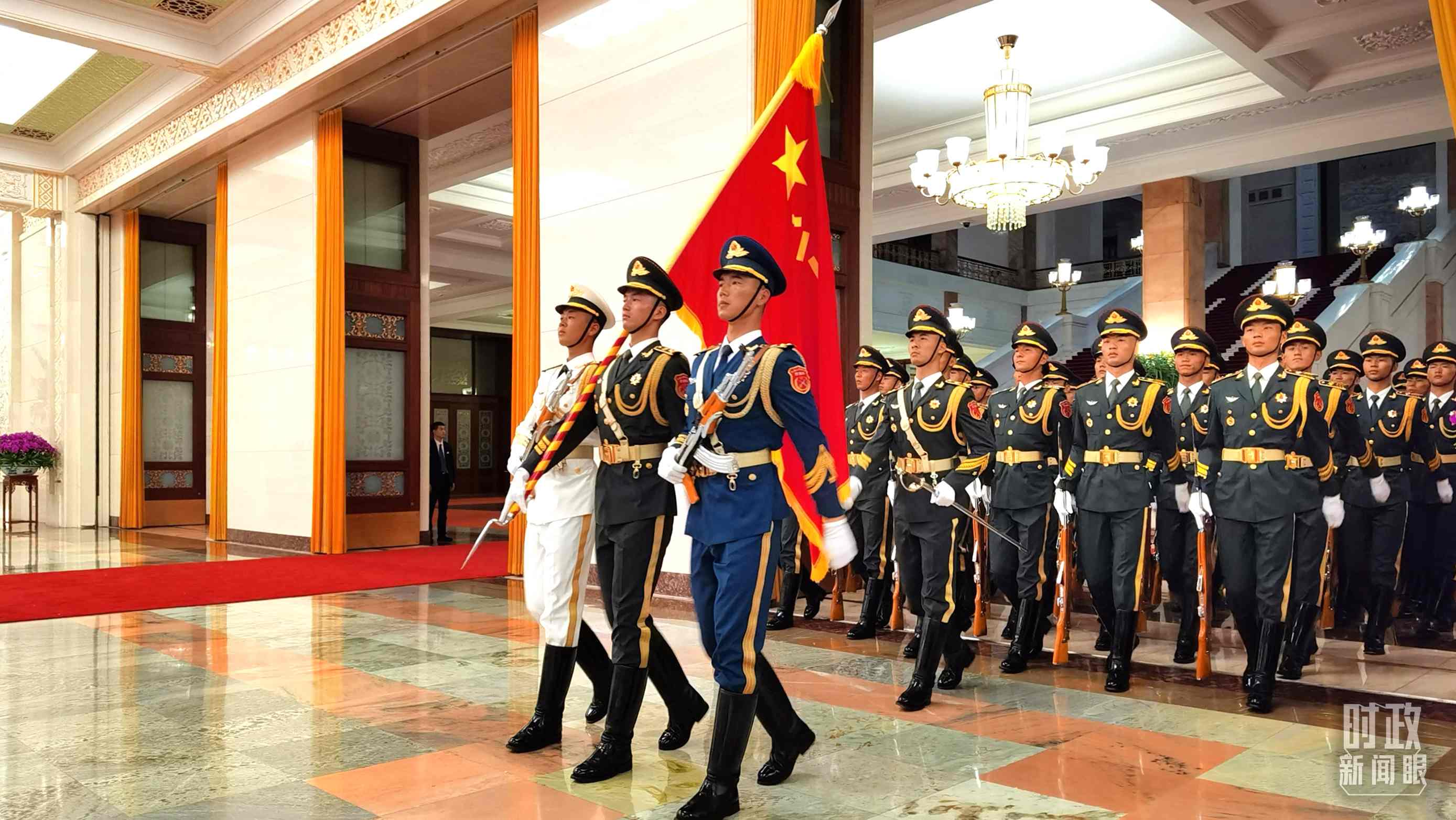 △9月2日，習(xí)主席在人民大會堂北大廳為拉馬福薩總統(tǒng)舉行歡迎儀式。（總臺央視記者郭鴻拍攝）