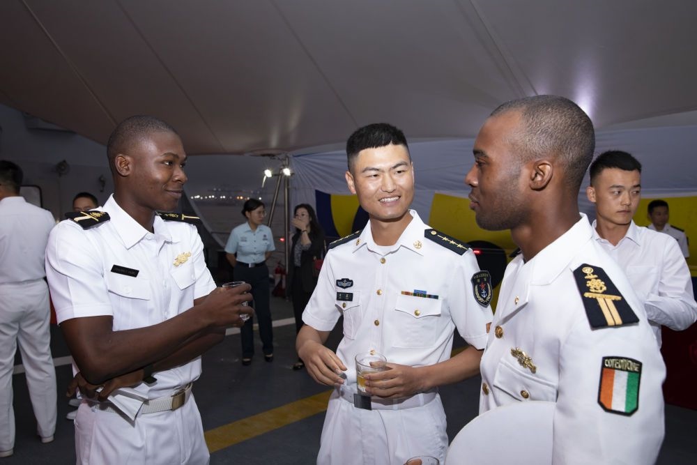 2023年6月25日，中國和科特迪瓦雙方官兵在南寧艦舉辦的甲板招待會上交流。中國海軍第43批護航編隊22日抵達(dá)科特迪瓦經(jīng)濟首都阿比讓，開始對科特迪瓦為期4天的友好訪問。