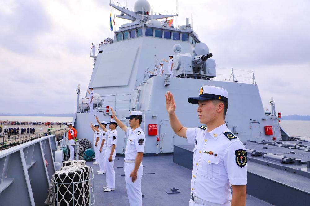 2023年7月8日，中國海軍第43批護航編隊官兵向加蓬利伯維爾奧文多港碼頭的歡迎人群揮手致意。中國海軍第43批護航編隊抵達(dá)加蓬利伯維爾，開始對加蓬進行為期4天的友好訪問。