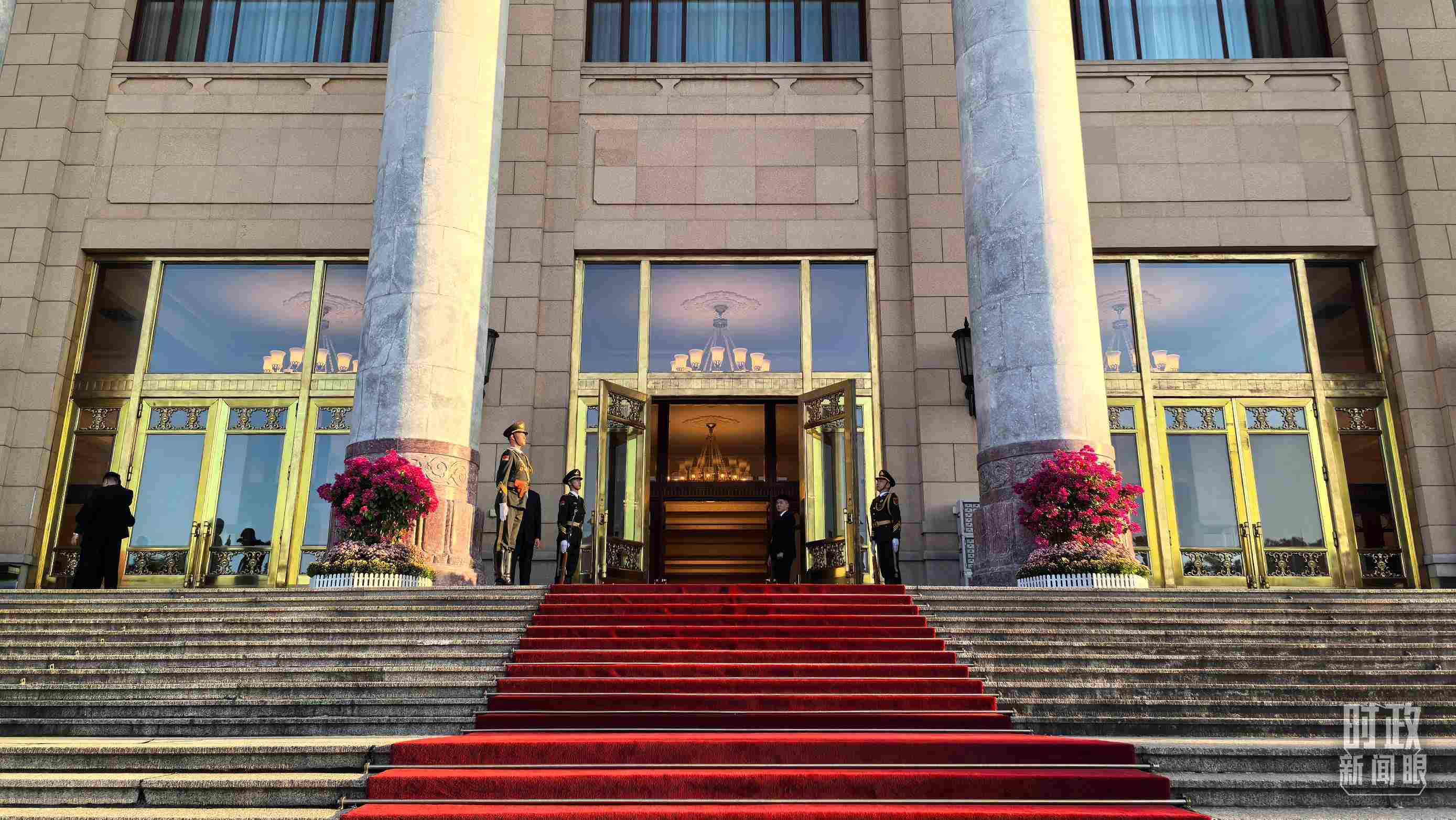△人民大會堂外，禮兵列隊迎接貴賓。（總臺央視記者陸泓宇拍攝）