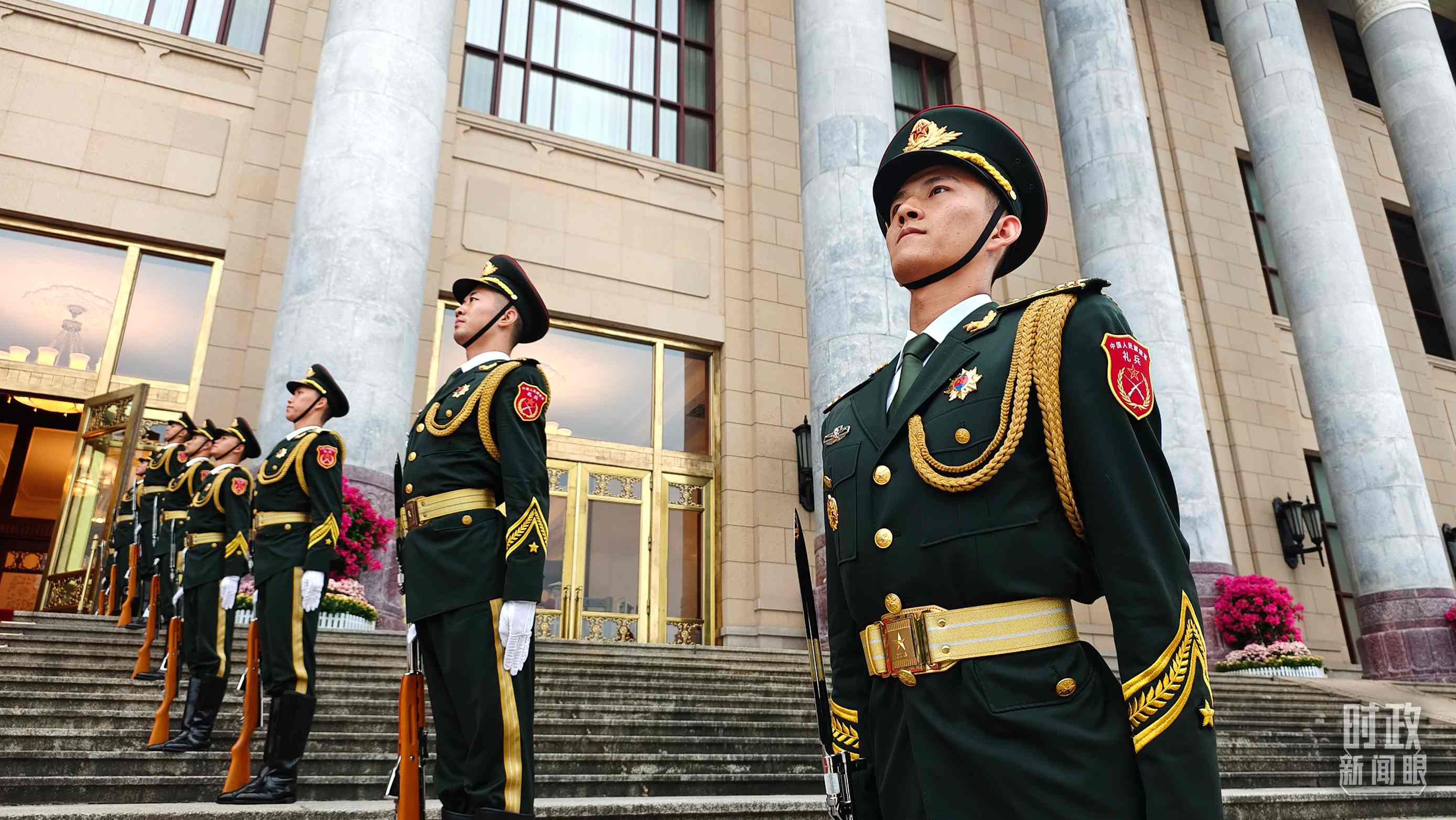  △人民大會堂外，禮兵列隊歡迎外國領導人。（總臺央視記者韓銳拍攝）