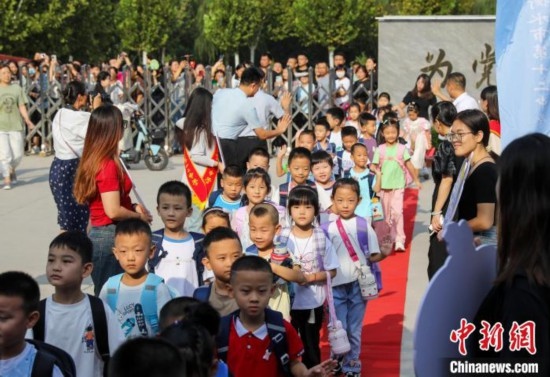 9月1日起，河北省衡水市各中小學(xué)陸續(xù)開學(xué)。9月4日，2024級(jí)小學(xué)一年級(jí)新生集中入學(xué)，為迎接新同學(xué)，各學(xué)校開展了豐富多彩的活動(dòng)。 據(jù)衡水市教育局介紹，今年衡水市746所中小學(xué)共迎來75.1萬名新生。其中，全市550所小學(xué)迎來新生34.46萬名。圖為衡水市第十二中學(xué)小學(xué)部的一年級(jí)新生走紅毯。陳康 攝