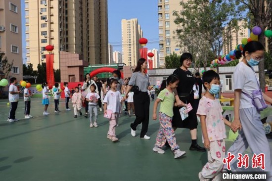 圖為衡水市新苑小學(xué)，小學(xué)一年級(jí)新生佩戴“夢(mèng)想徽章”后，步入校園 。王天祥 攝