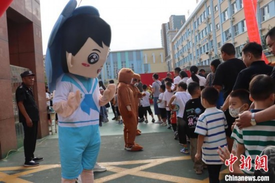 圖為衡水市新苑小學(xué)，老師穿上玩偶服裝歡迎新生入學(xué)。王天祥 攝