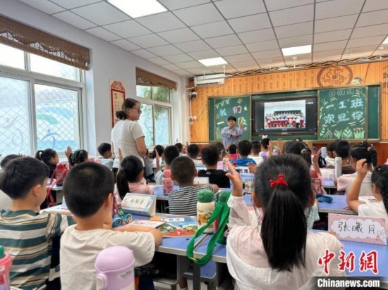 圖為衡水市康復(fù)街小學(xué)，老師講解開學(xué)第一課校園紀(jì)律與禮儀。徐鵬璐 攝