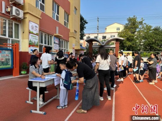 圖為衡水市康復(fù)街小學(xué)，正在簽到的小學(xué)生。徐鵬璐 攝