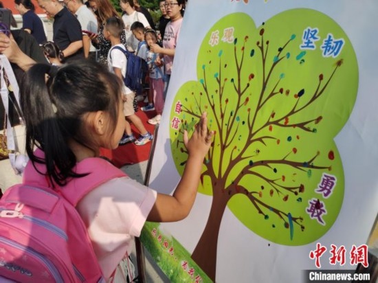 圖為衡水市利民路小學(xué)，孩子們?cè)诔砷L(zhǎng)樹的“好習(xí)慣”樹枝上按手印做出承諾。張松 攝