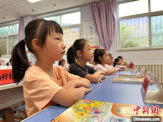 圖為衡水市康復(fù)街小學(xué)，小學(xué)生聽老師講開學(xué)第一課內(nèi)容。徐鵬璐 攝